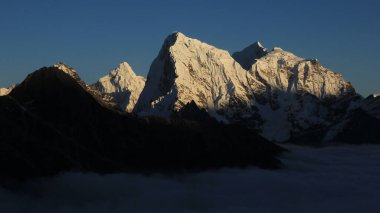 Ama Dablam, Cholatse, Taboche ve Tobuche 'nin parlak tepeleri Gokyo Vadisi, Nepal' de görüldü..