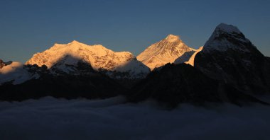 Günbatımında Everest Gokyo Vadisi, Nepal 'den görülüyor..