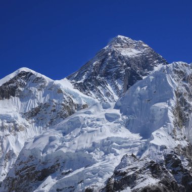 Görkemli Everest Dağı üzerinde açık mavi gökyüzü, Nepal.