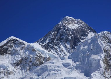 Everest, diğer adıyla Sagarmatha Kala Patthar, Nepal 'de görüldü..