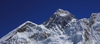 Everest Dağı üzerinde koyu mavi gökyüzü, Nepal.
