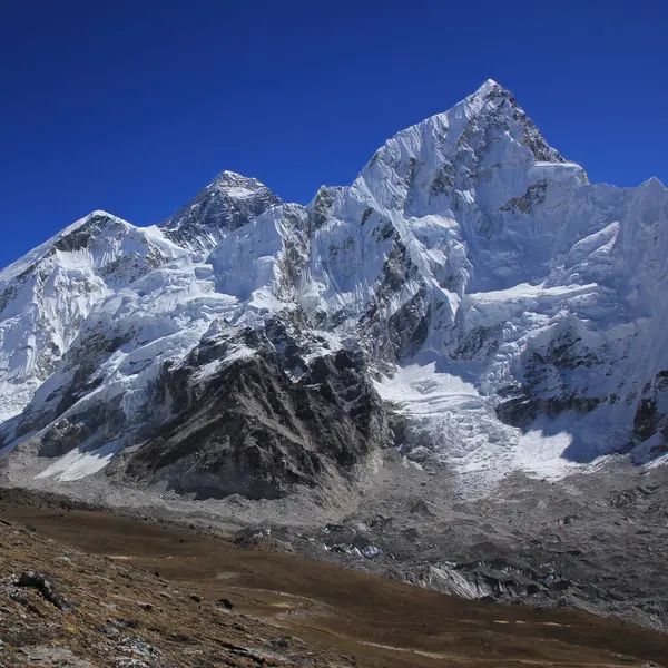 Dünyanın tepesi, Everest ve Nuptse Dağı, Nepal.
