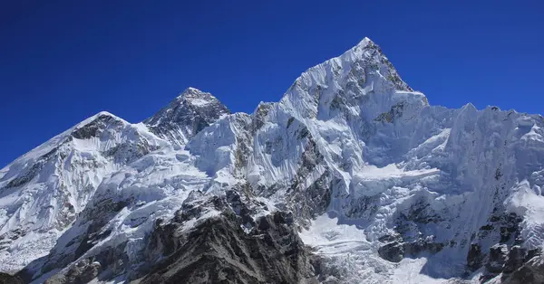 Everest ve Nuptse dağının üzerindeki mavi gökyüzü, Kala Patthar, Nepal.