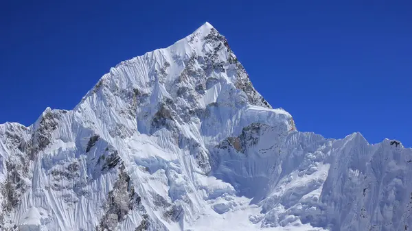 Nuptse Dağı 'nın tepesi Kala Patthar, Nepal' den görülüyor..
