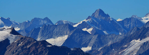 Высокие горы в кантоне Валлис с видом на Титлис, Швейцария.