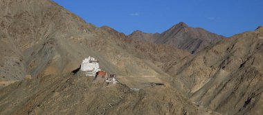 Tsemo Kalesi ve Namgyal Tsemo Manastırı Shanti Stupa, Leh, Hindistan 'da görüldü..