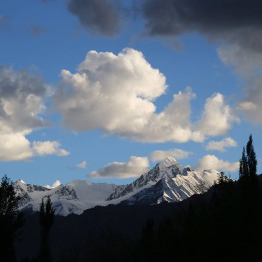 Gün batımında Hindistan, Leh 'ten güneş ışığı zirvesi..