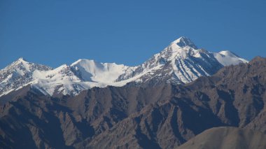 Zanskar Dağları 'nın zirvelerini kaplayan kar Leh, Hindistan' dan görüldü..