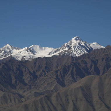 Ladak 'ta kar tepeli dağ, Leh, Hindistan' dan görüldü..