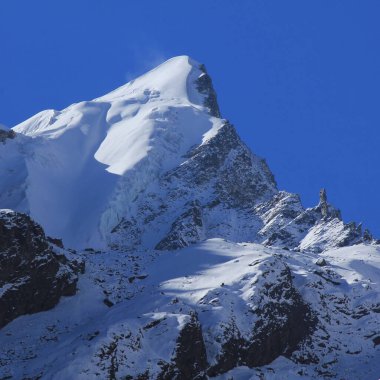 Langtang Himal dağının zirvesi buzullar ve karlarla kaplı, Nepal.