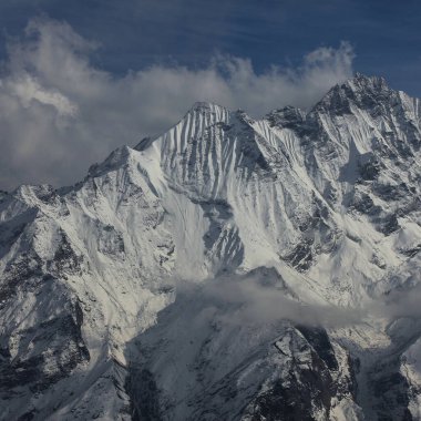 Kar dağ Ponggen Tserko RI gördüm Dopchu kaplı. Bahar sahne Langtang Vadisi'nde, Nepal.