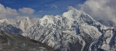 Dorje Lhakpa ve Gangchenpo dağları Tserko Ri 'den görüldü. Himalayalar 'da bulutlu bir gün.