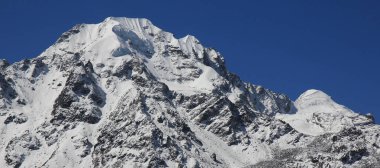 Yeni kar yağdıktan sonra Naya Kanga ve Baden Powell Tepesi. Görüntü: Tserko Ri, Nepal.