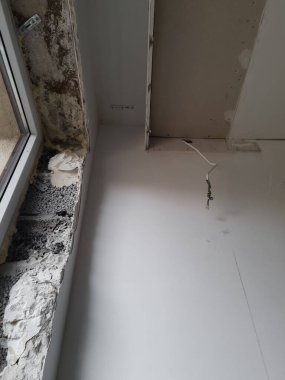 PVC pencere ile tuğla duvar arasında eski bir köpük. Eski PVC penceresinin sökülmesi. Pencere çerçevesi tamiri. Konut binasının tabanındaki genişletilmiş kil bloklar.