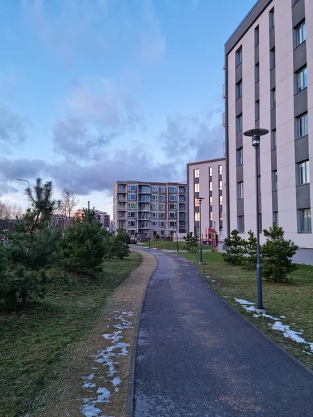 Çok katlı binaları olan lüks bir mahalle. Şehir merkezinde özel avlusu olan daireler. Kış başında Avrupa banliyösü.