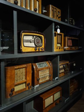 13.04. 2023. Riga, Letonya. Riga Motor Müzesi. Klasik radyo koleksiyonu