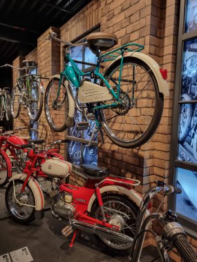 13.04. 2023. Riga, Letonya. Riga Motor Müzesi. Eski bisiklet koleksiyonu.