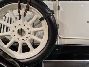 Eski bir arabanın lastiği ve kenarı. Eski bir arabanın parlak ve parlak tekerleği. Sergi arabaları