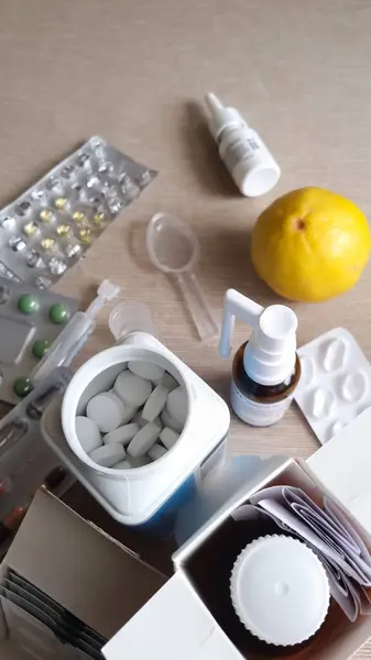 Koronavirüs, soğuk algınlığı ve grip gibi hastalıkların önlenmesi ve tedavisi. Kaotik düzende haplar ve ilaçlar. Evde ilk yardım çantası.