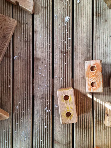 Ahşap küplü bir arka plan. Dağınık ahşap figürler. Çocuklar için eğitici oyunlar için tahta oyuncaklar.