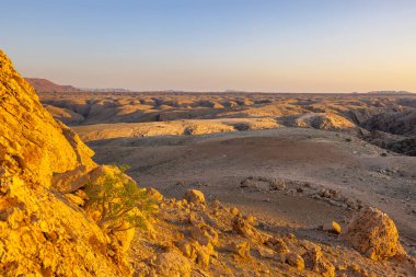 Kuiseb Kanyonu Namib Çölü 'nün kenarında gün batımında sarı ışık.