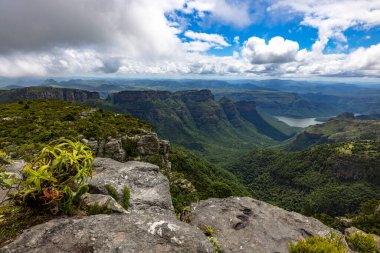 Kayaların arasında Mariepskop Mapumulanga Güney Afrika 'nın arka planında The Three Rondavels var.