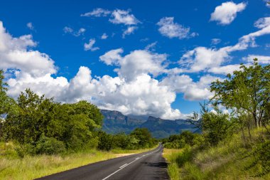 Dağların arasından Güney Afrika 'ya giden yol.