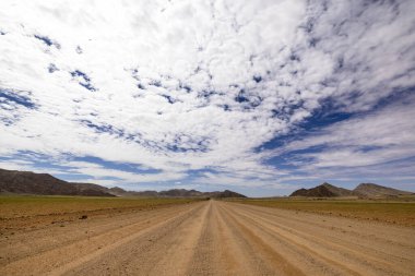 Namib Naukluft NP Namibya 'da geniş çakıl yolu