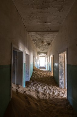 Daimond hayalet kasabasındaki çöl kumları Namibya 'yı ele geçirdi.