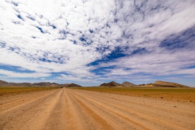Çölde geniş çakıl yolu Namib Çölü Namibya