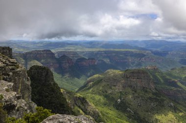 Üç Rondavel ve Blyde Nehri Kanyonu 'nun üzerindeki bulutlar Güney Afrika