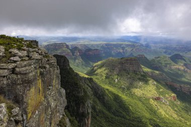 Mariepskop Güney Afrika 'dan gelen üç Rondavel' e tepeden bakıyorum.