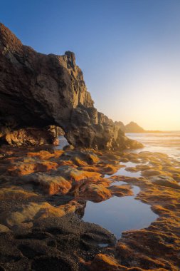 Sahilde ilginç bir kaya oluşumu. Güneşin batışında La Palma adasında.