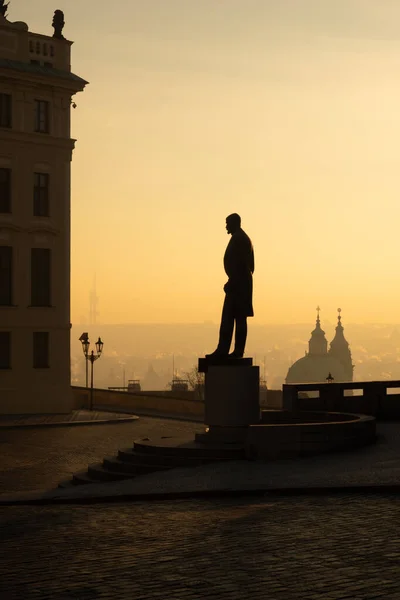 T.G. heykelinin silueti. Hradcanske 'deki Masaryk namesti' de güzel bir gün doğumunda. Prag, Çek Cumhuriyeti 'nin başkenti