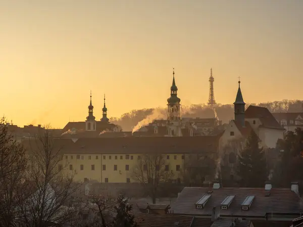 Capuchin Kilisesi, Prag Loreto ve Petn gözcü kulesi ile güzel bir gündoğumunda Prag panoraması. Prag, Çek Cumhuriyeti 'nin başkenti