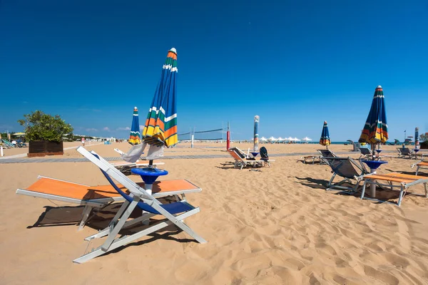 Пляжные Стулья Зонтики Пляже — стоковое фото