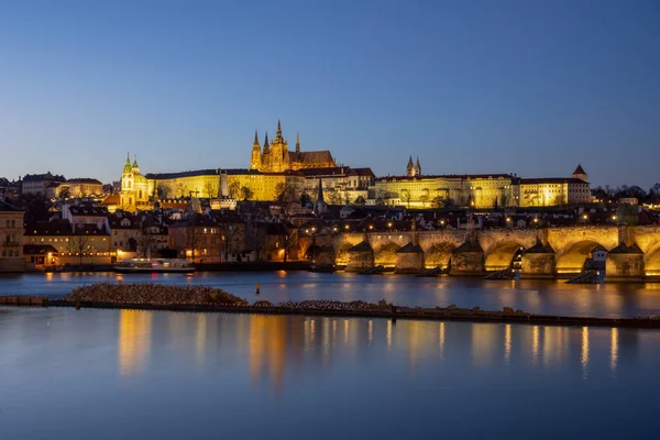 Prag Şatosu, dünyanın en büyük kale kompleksi ve Çek Cumhuriyeti 'nin başkenti Prag' daki Charles Köprüsü.