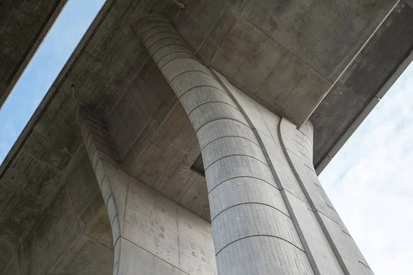 güçlendirilmiş beton köprü direği. modern beton yapı