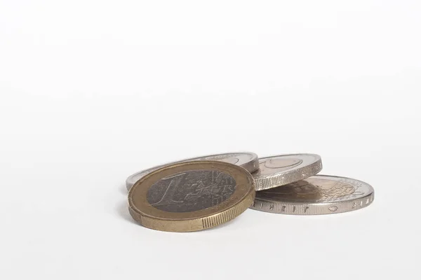 Beyaz arka planda küçük bir bozuk para yığını. Avro paraları