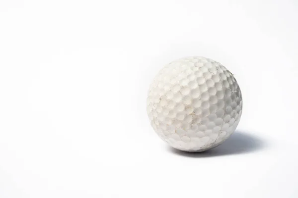 Beyaz arka planda eski bir golf topunun stüdyo fotoğrafı.