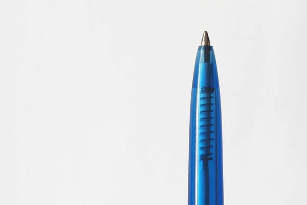 Nahaufnahme Der Feder Eines Blauen Kugelschreibers Auf Weißem Hintergrund — Stockfoto