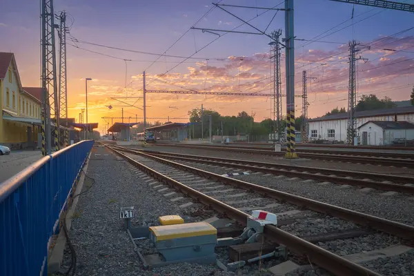 Demiryolu rayları ve tren istasyonunun teknik altyapısı harika bir gündoğumunda
