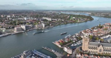 Dordrecht şehir merkezi, Dordt, Güney Hollanda, Hollanda Oude Maas nehir kanalı boyunca ufuk çizgisi. Grote Kerk ve geleneksel miras şehri.