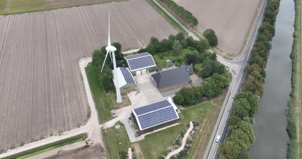 発電会社のための太陽光パネルと風力タービンを備えた近代的な農業農場 食料生産における家とビジネス — ストック動画