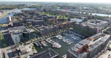 Amsterdam Ijburg limanı modern inşa alanı. Yaşamak ve çalışmak için eğlence alanı. Şehrin banliyösünde modern konutlar. Kuzey Hollanda Hollanda Hollanda.