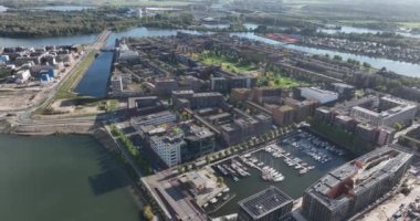 Amsterdam Ijburg limanı modern inşa alanı. Yaşamak ve çalışmak için eğlence alanı. Şehrin banliyösünde modern konutlar. Kuzey Hollanda Hollanda Hollanda.