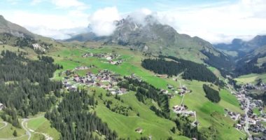 Avusturya 'nın batısındaki Lech belediyesi Vorarlberg, Bludenz' de yer almaktadır. Yaz tatilinde kış sporları tatil beldesi. Hollanda kraliyet ailesinin tatil yeri.