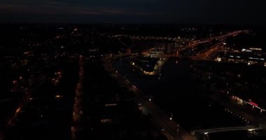 Alkmaar, 22 Eylül 2022, Hollanda. Kanaalkade Ringersbrug Noorderkade alışveriş merkezi bulvarı. Gece karanlığında. Şehir görünümü.