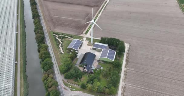 Nowoczesna Farma Rolnicza Panelami Słonecznymi Turbiną Wiatrową Dla Firmy Wytwarzającej — Wideo stockowe