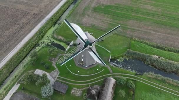 Tradiční Větrný Mlýn Polderu Nizozemsku Pohybující Voda Venkově Malebné Historické — Stock video